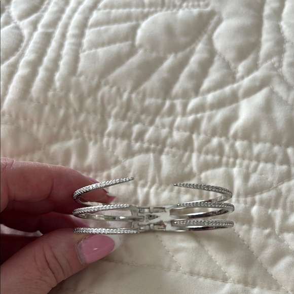 Jewelry - Lisa Robertson Elegant Silver Women's Bangle bracelet